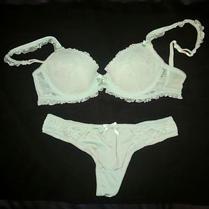 ✨️2/$20✨️ Push-up Bra in lace and thong.